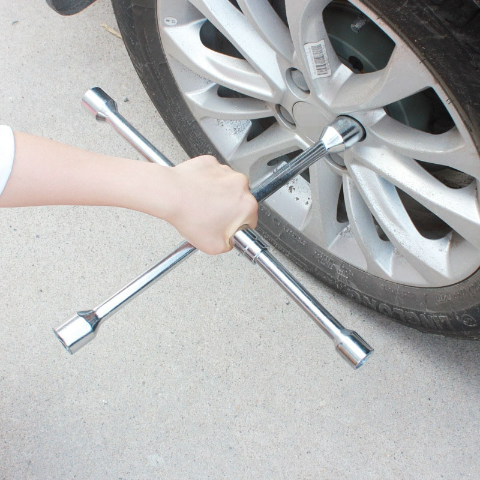 Llave Plegable Para Tuercas De Rueda – Compacta y Práctica 